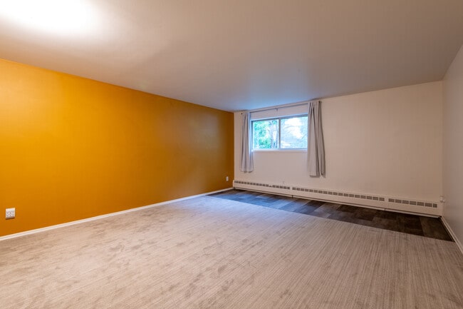 Building Photo - 1600 43rd Ave E