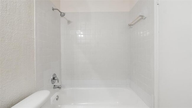 Building Photo - 875 Riverside Dr