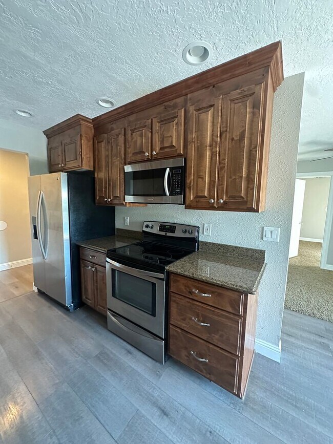 Building Photo - Beautiful Bountiful Home!