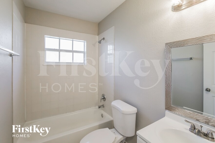 Building Photo - 1231 NE 214th St