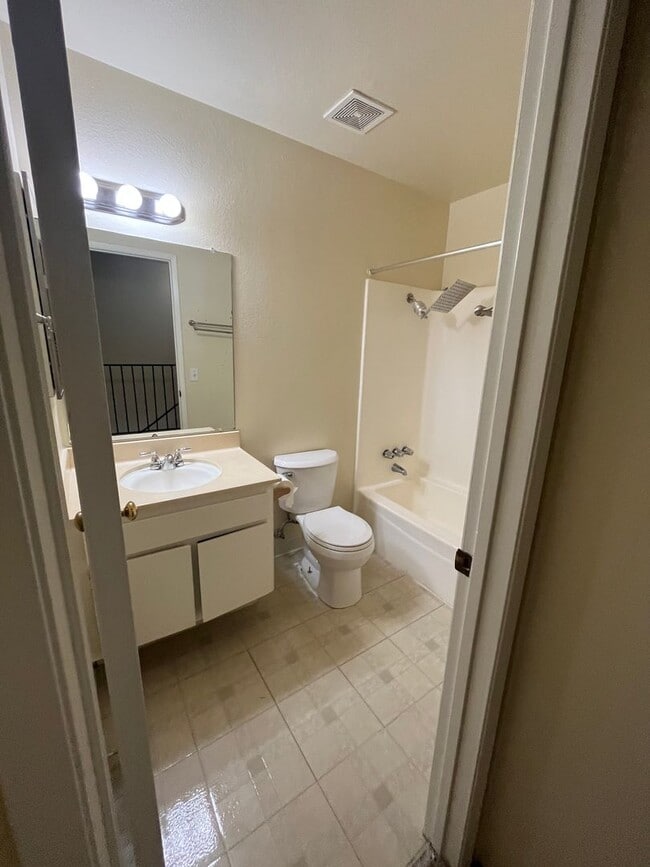 Building Photo - Cozy 2 Bed 1 Bath Home For Rent