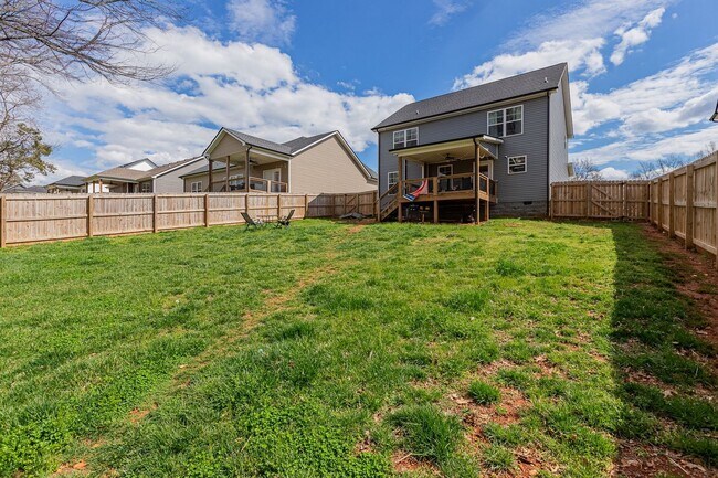 Building Photo - Pet Friendly Three Bedroom!