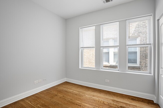 Building Photo - 7326 N Damen Ave