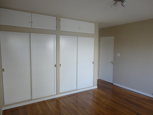 Building Photo - m529 - Mann