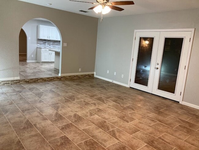 Building Photo - Spacious Executive 4 Bedroom Home