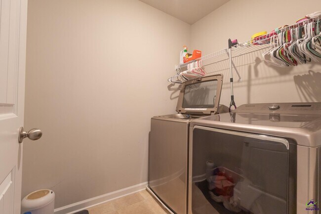 Building Photo - 202 Warhawk Dr