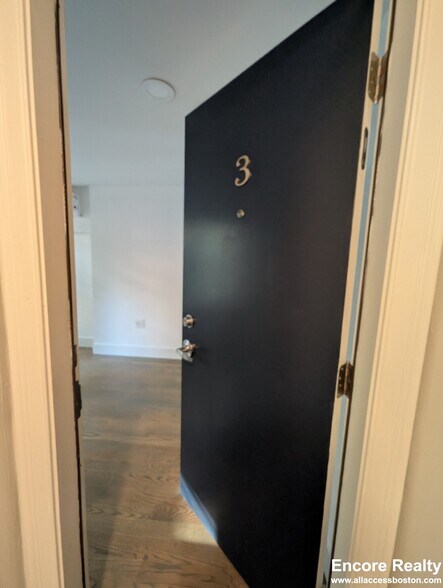 Building Photo - 61 Joy St