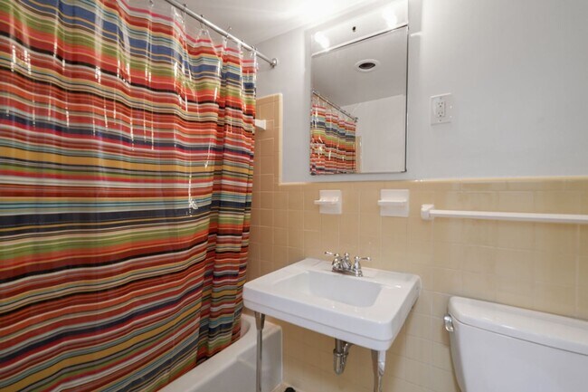 Building Photo - HUGE Apartment Across from Grosvenor Metro...