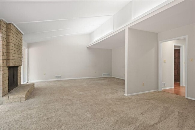 Building Photo - 705 Edgewater Trail