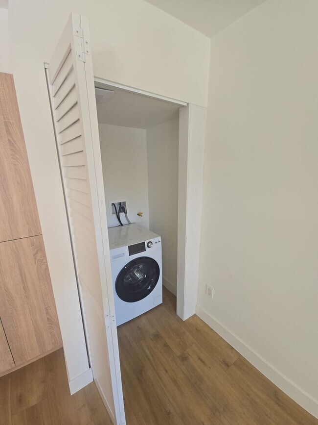 Building Photo - Brand-New Modern ADU | 2 Bed | 1.5 Bath | ...