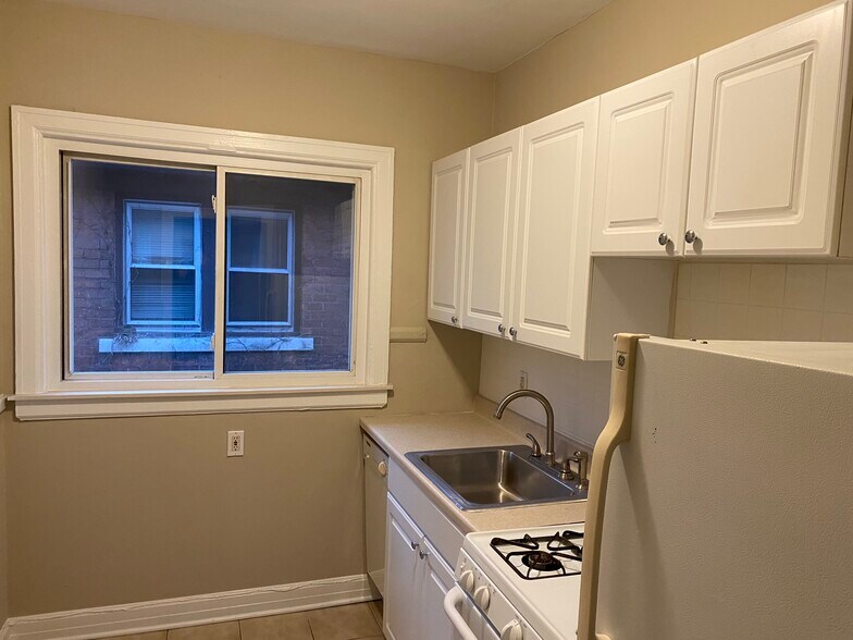 Building Photo - 1096 Beaconsfield Ave