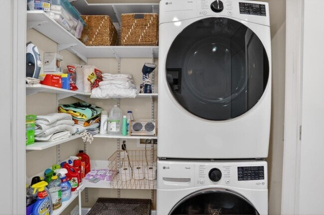 Building Photo - 905 Juniper St NE