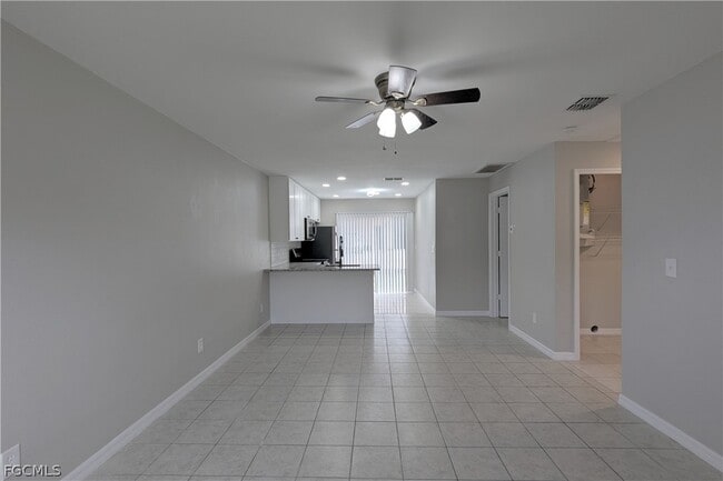 Building Photo - 427 NE Pine Island Ln