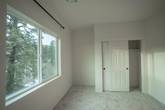 Building Photo - 5026 E Retreat Cir