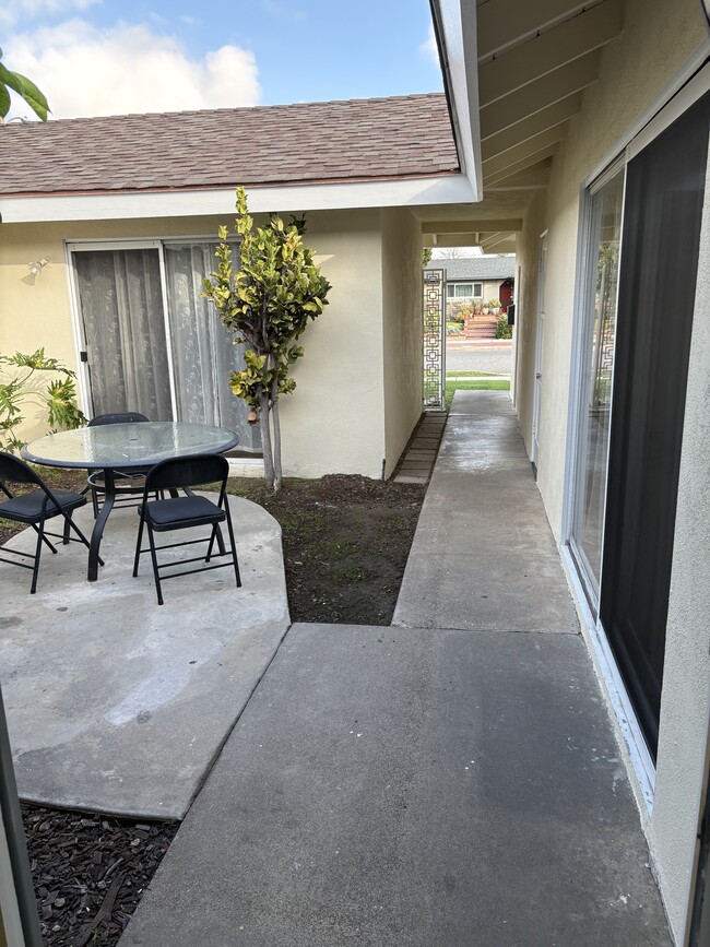 Building Photo - 928 E Vista del Playa Ave