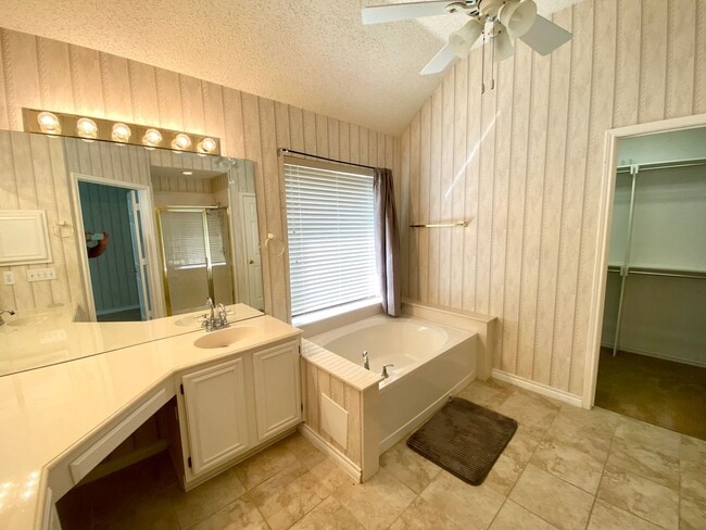 Building Photo - Introducing this inviting 3-bedroom, 2-bat...