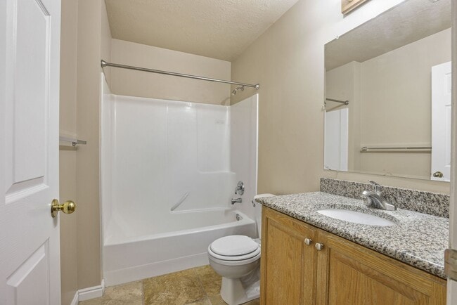 Building Photo - 2 Bed 1 Bath GROUND FLOOR Condo in Rexburg...