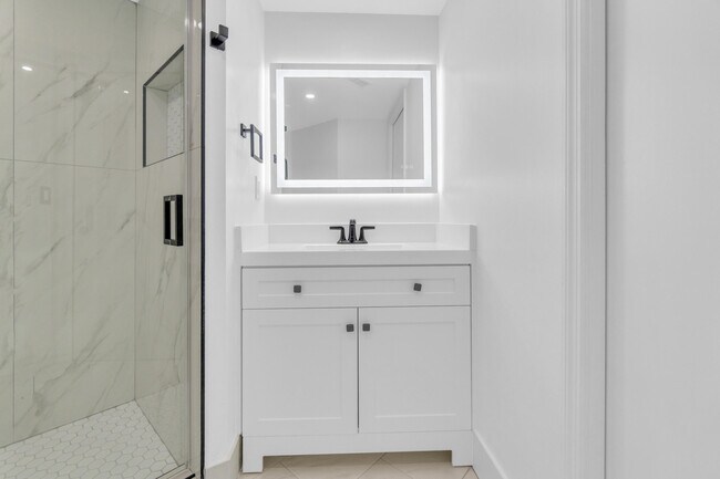 Building Photo - 400 Crestwood Ct N