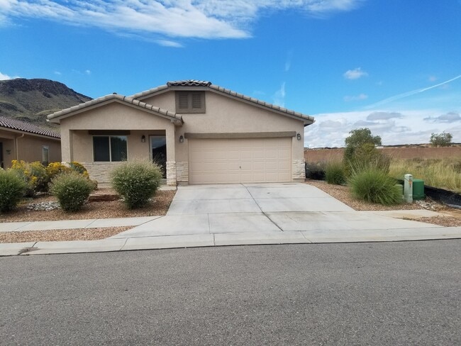 Primary Photo - 3 bed 2 bath 1400 sq ft home