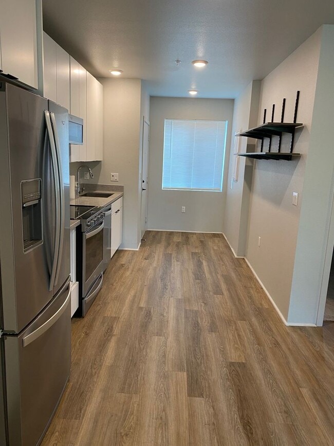 Building Photo - 1-Bdrm/1-Bath Ground Level End-unit w/ 2-Assigned Tandem Parking