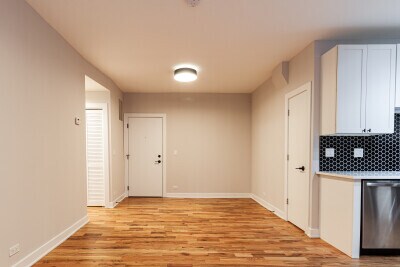 Building Photo - 654 W Wellington Ave