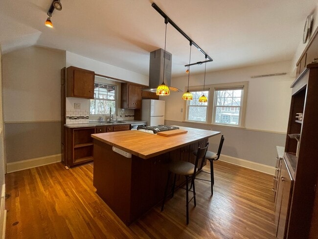 Building Photo - Timeless Spacious 3br + Den/2ba Edina Home w/Hardwood Floors, Large Yard, 2 Car Garage