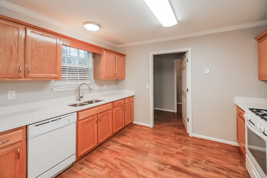 Building Photo - 9599 Rollinghills Dr