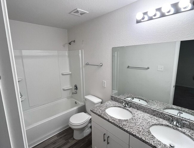 Building Photo - 15717 Del Norte Dr