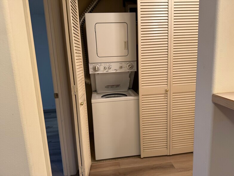 Building Photo - 559 McGraw St