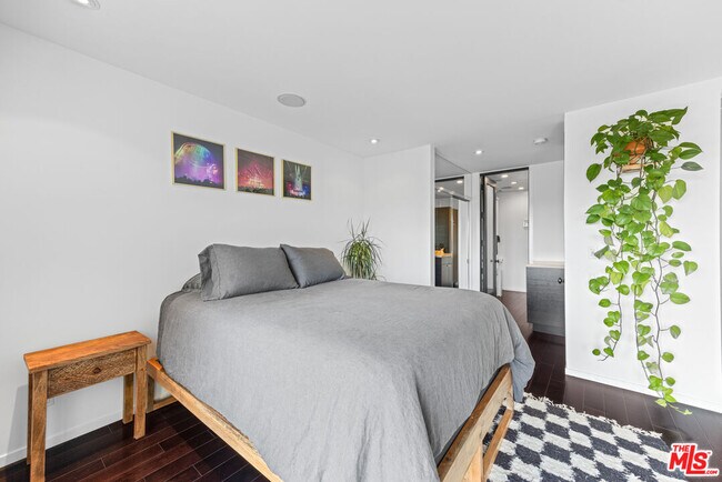 Building Photo - 2300 Ronda Vista Dr