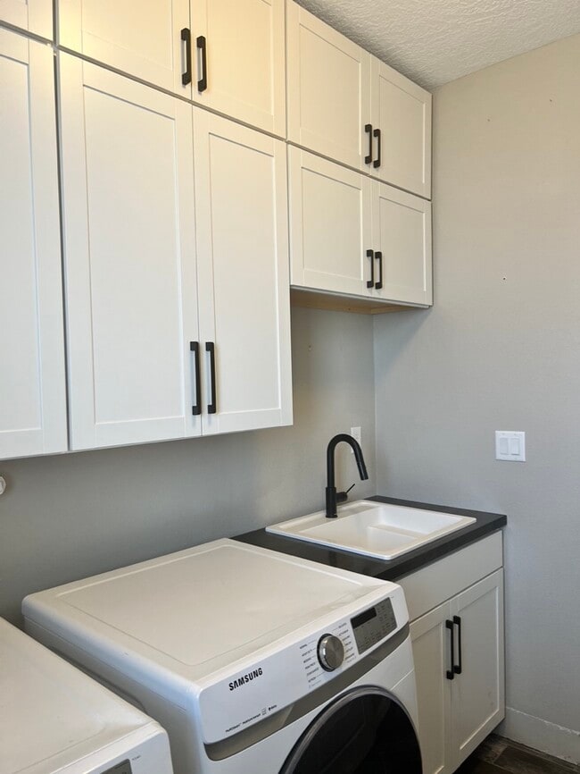 Laundry Room - 6321 Vista del Bosque Dr NW