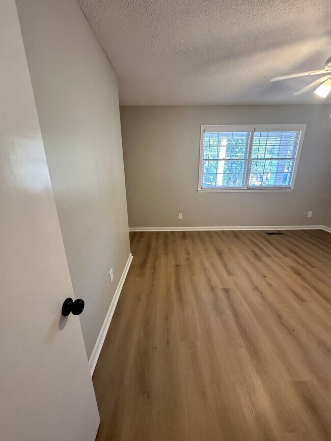 Building Photo - Beautiful 2 Bedroom 1.5 Bath Townhome!