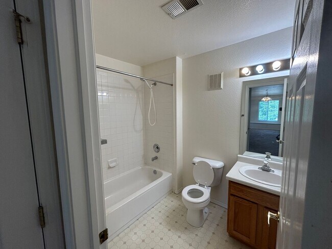 Building Photo - Spacious 2 bedroom and 2 bath.