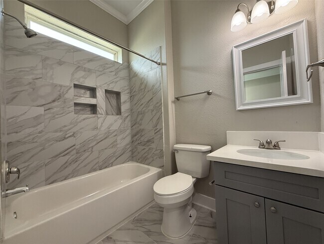 Building Photo - 2123 Bidwell Dr