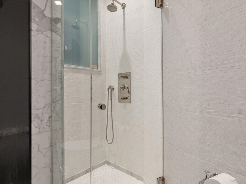 Building Photo - 1210 N Astor St