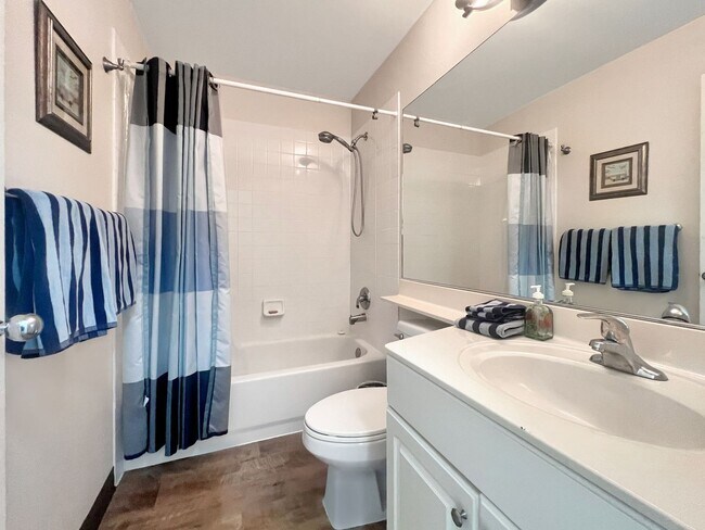 Building Photo - 2 Bedroom 2 Bathroom Fully Furnished secon...