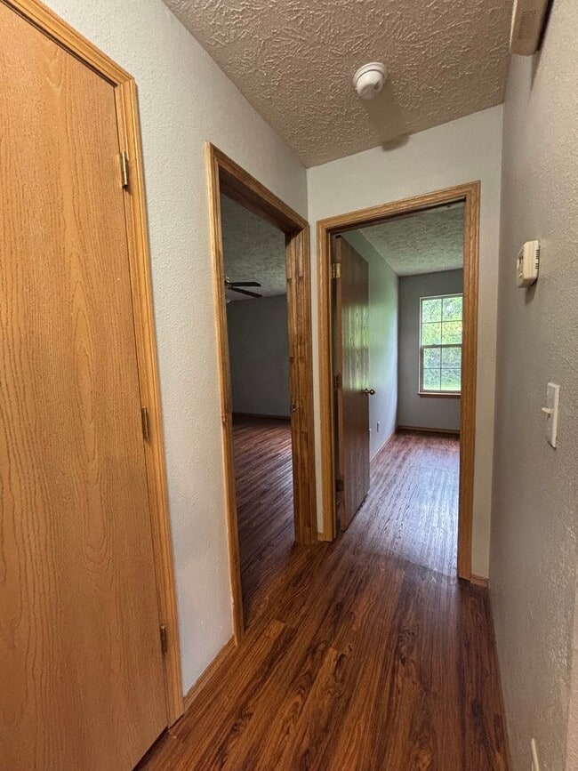 Building Photo - Recently remodeled 3 bedroom 2 full bathro...