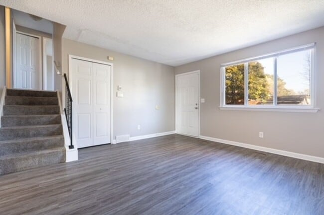 Building Photo - Spacious Split-Level Comfort & Modern Style in Columbus!