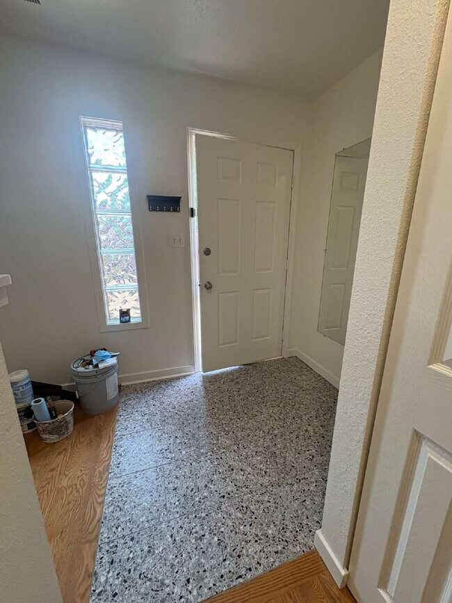 Building Photo - 3 bedroom townhouse