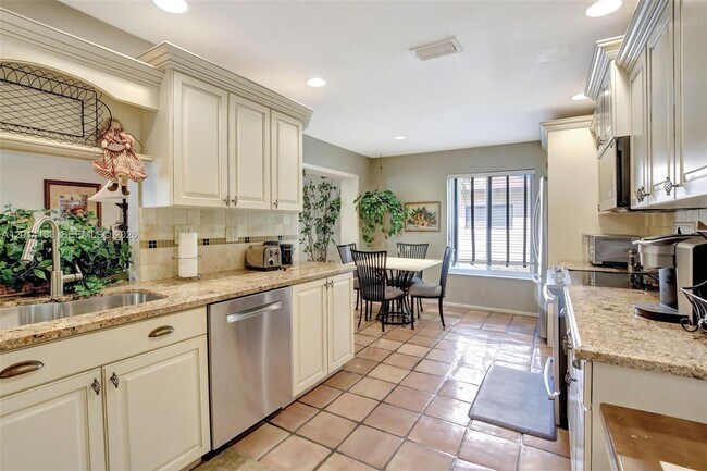 Building Photo - 5320 SW 21st Ct