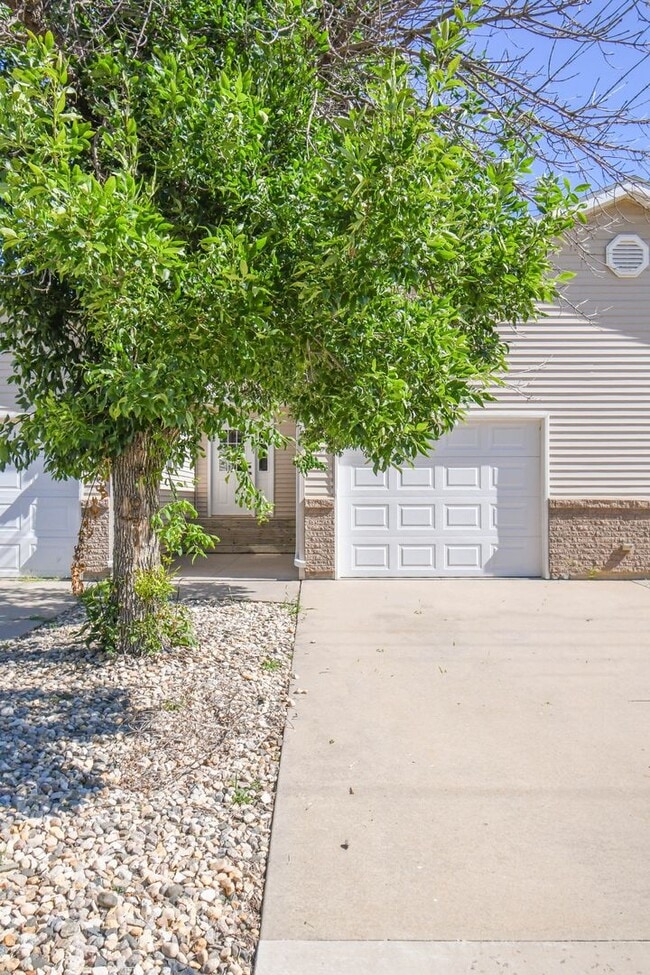 Building Photo - Comfortable 3-Bedroom Condo in Brandon – Available Now!