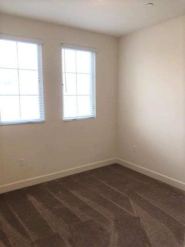 Building Photo - Single Story 2 + 2, plus Den Condo in Downtown Ventura Cannery!