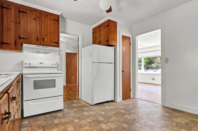 Building Photo - HINTON AVENUE - 3 Bedroom - Perfect for UN...