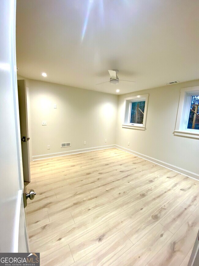 Building Photo - 886 Moore Rd