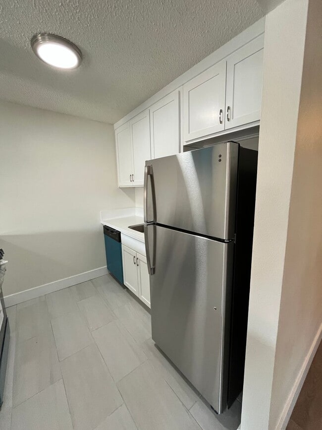 Building Photo - MOVE IN READY! UPSTAIRS UNIT WITH BALCONY!