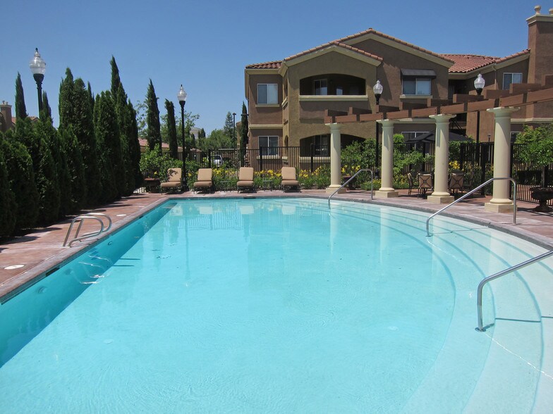 Building Photo - CASTELLINO @ LAGUNA WEST