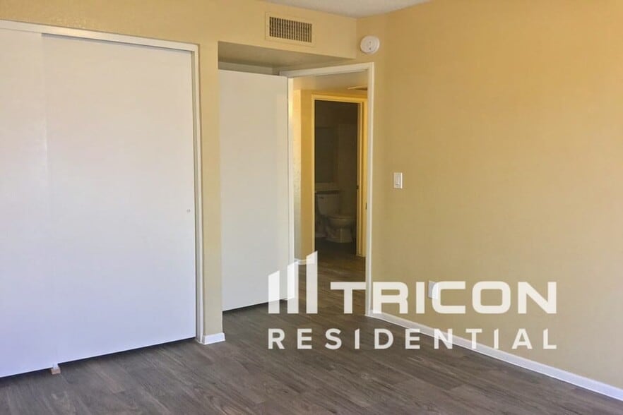 Building Photo - 10710 W Sells Dr
