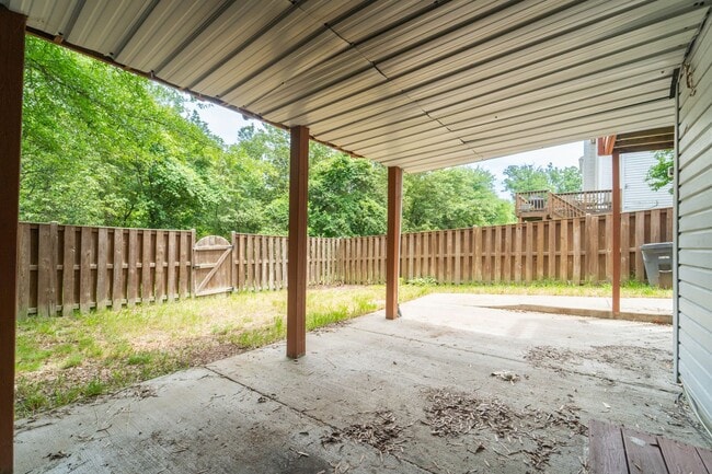 Building Photo - Updated 3-Level End Unit Townhouse in Caro...