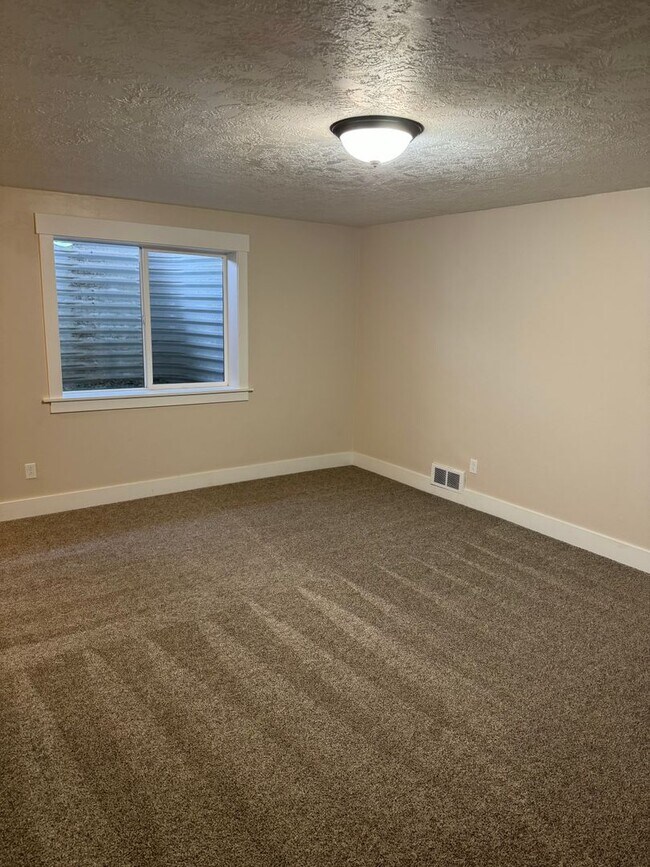 Building Photo - Spacious Townhome for rent in Rexburg
