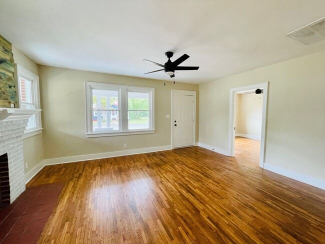 Building Photo - Section 8 Approved 3bedroom 1 Bath